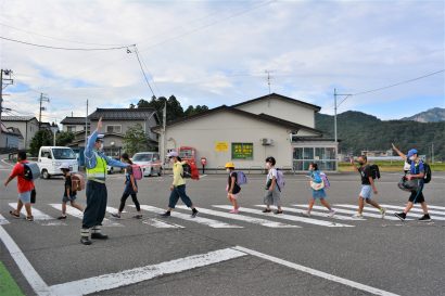 糸魚川警察署（新潟県糸魚川市）が糸魚川市立大野小児童の交差点横断を見守り