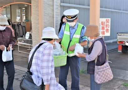 妙高地区交通安全協会女性部と妙高警察署が朝市に合わせて交通安全の啓発活動