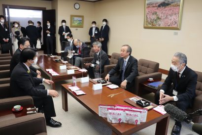 新潟県阿賀町が製品化したフリーズドライ非常食「新潟ごはん」を花角英世知事が試食