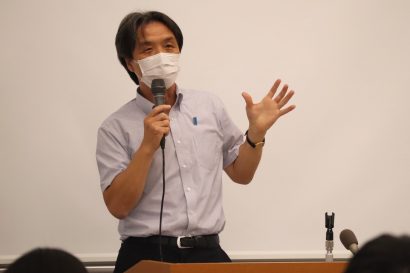 新潟国際情報大学（新潟市西区）で、拉致被害者の蓮池薫さんを前に学生たちが北朝鮮に関する研究を発表