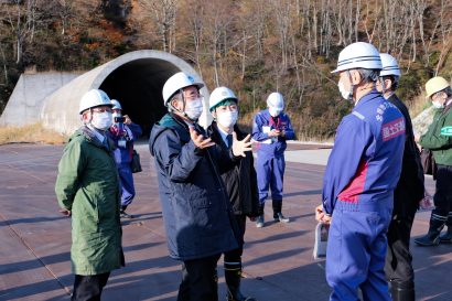 新潟県の花角英世知事が、２０２６年ころ開通を目指す「八十里越」（新潟県三条市から福島県只見町）を初視察