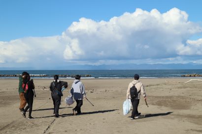 越前浜（新潟市西蒲区）で県内大学対抗の「ゴミ拾い甲子園」が開催