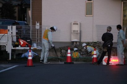 新潟市中央区で軽自動車を運転する８２歳男性が駐車場の民家の壁と衝突する自損事故、男性は意識不明の重体