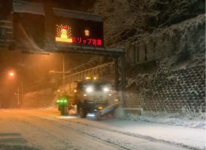 新潟国道事務所管内で今冬初となる除雪車が出動、阿賀町八ツ田から八木山までの間を除雪