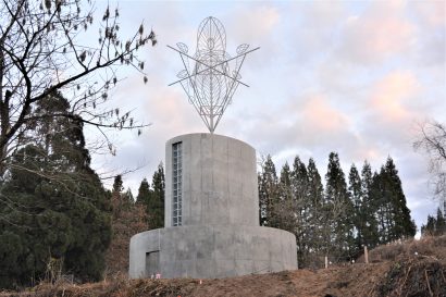 大地の芸術祭実行委員会事務局がロシアの前衛芸術家、イリヤ＆エミリア・カバコフ夫妻の「手をたずさえる塔」の公開日を発表