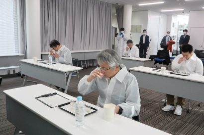 新潟大学日本酒学センターが造った試験醸造酒を研究員らが官能評価