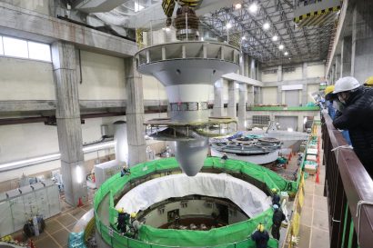 新潟県阿賀町にある揚川発電所１号機で１３年ぶりの水車発電機分解点検、水車ランナー吊り込み作業などを公開