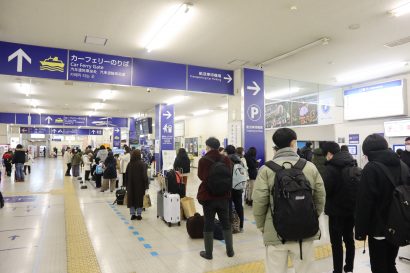 年の瀬の新潟県内、新潟駅や佐渡へ向かうターミナル、妙高市のスキー場は帰省や観光で賑わう