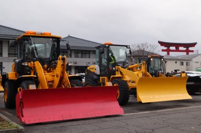 新潟県弥彦村が冬の訪れに備え除雪出発式、村役場職員も免許を取得し除雪車を運転