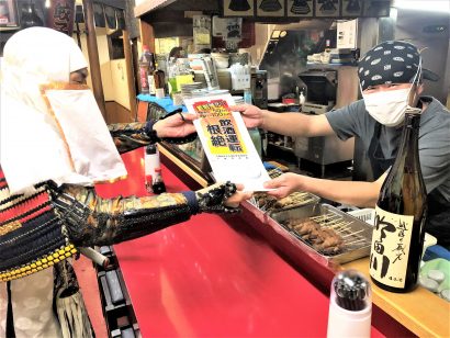 新潟県の上越警察署などが「越後上越上杉おもてなし武将隊」とともに飲食店を訪問、飲酒運転防止を呼び掛け