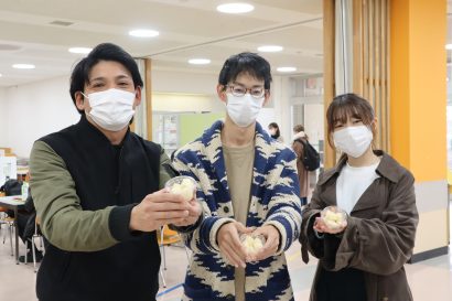 新潟大学（新潟市西区）の学生食堂で新潟市南区のル・レクチェが販売開始、学生たちが生産者などへの調査を経て実現