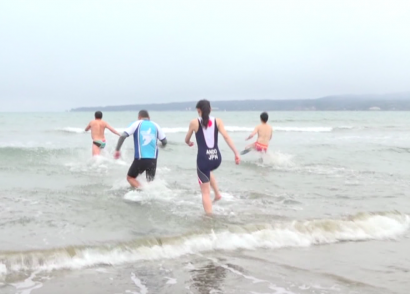 佐和田海水浴場（新潟県佐渡市）で毎年恒例となった新春寒中水泳が開催【（株）佐渡テレビジョン（２０２２年１月５日）】