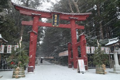 彌彦神社（新潟県弥彦村）、時折風雪が吹きすさぶ天気でも初詣で賑わう