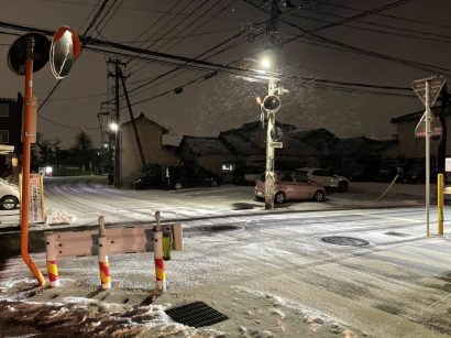 新潟市東区牡丹山の市道十字路交差点で路線バスと普通乗用車が衝突