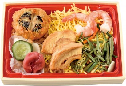 料理研究家、佐藤智香子さんプロデュースの「アルビ米コラボ弁当」第２弾、「車麩カツの彩り茶めし弁当」が新発売