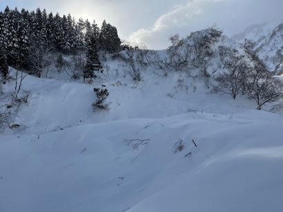 新潟県糸魚川市が、２月に雪崩が発生した島道をふくむ地域を雪崩災害の警戒区域に設定し立入規制を開始