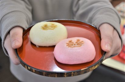 猫の日に柏崎銘菓「明治饅頭」に猫の顔の焼印をした「えんまねこまんじゅう」の販売を開始