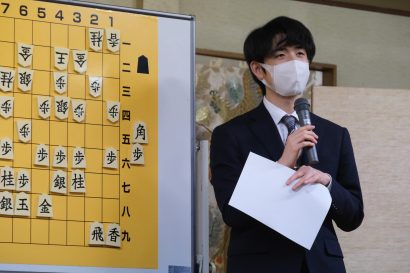 藤井聡太王将が新潟県佐渡市へ初来訪、新王将祝賀会で印象に残った戦いなどを振り返る