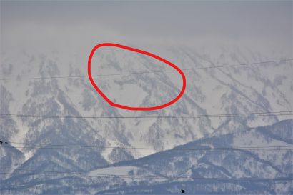 新潟県妙高市の雪形（ゆきがた）の跳ね馬（はねうま）が今年も姿を現す