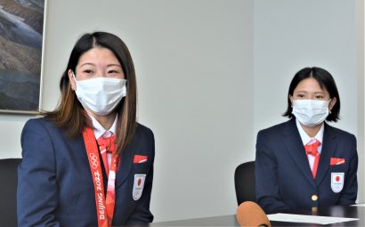 新潟県妙高市出身で北京五輪女子ハーフパイプの冨田姉妹が同市役所を表敬訪問