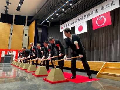 新潟県と国土交通省北陸地方整備局が両津港（新潟県佐渡市）南埠頭再編成整備事業の着工式を開催、港の老朽化対策と賑わい空間の創出を目指す