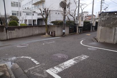 新潟市西区真砂の市道で軽貨物自動車と自転車が衝突、自転車を運転していた女性が意識不明の重体