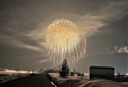 新潟県十日町市の夜空に花火が打ち上がる