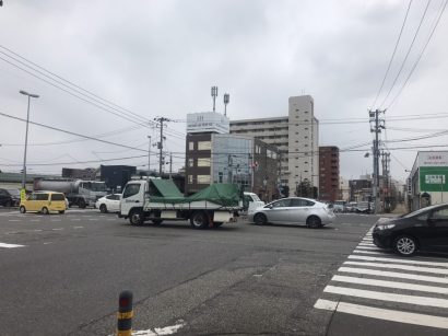 新潟市中央区明石２丁目地内の十字路交差点で、高速バスが自転車と衝突する事故が発生