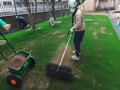 小柳建設株式会社（新潟県三条市）などが、人工芝充填材「寒土KANDO」に、もみ殻を配合した新たな人工芝充填材を開発、新潟県加茂市にて試験施工