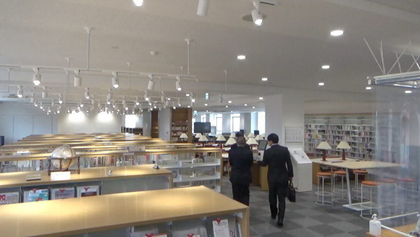 新潟県立大学の新校舎「コモンズ３号館」が竣工、現図書館と回廊で繋ぐ