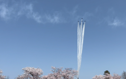 航空自衛隊のアクロバットチーム「ブルーインパルス」が新潟県上越市の高田城址公園上空で飛行