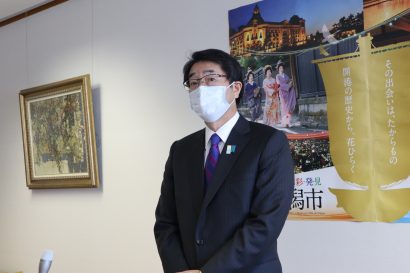 新潟交通株式会社（新潟市中央区）の星野佳人代表取締役社長が新潟市の中原八一市長と面談、新潟市の２億５，０００万円の緊急支援決定に謝意を伝える