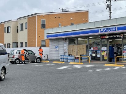 ８０歳代女性が運転する軽自動車がコンビニの正面ガラスに衝突する事故が発生