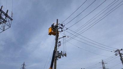 東北電力ネットワーク株式会社新潟電力センター（新潟市中央区）がカラスの巣の撤去作業を公開し、巣発見時の情報提供を呼びかけ