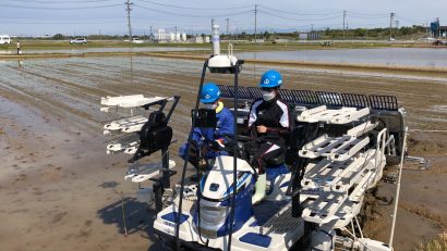 新潟大学（新潟市西区）がスマート田植機とロボット田植機の実演会を実施、学生たちが試乗体験