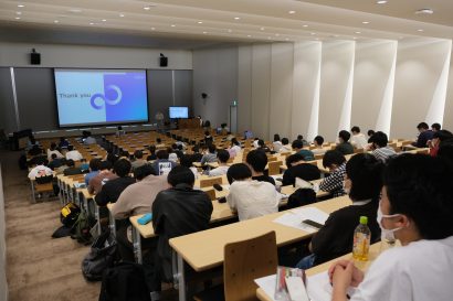 １年生へ産業の歴史や「ものづくり」への姿勢を語る、三条市立大学（新潟県三条市）で燕三条地域の技術者・経営者が講演