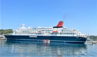 新潟県佐渡市の小木港に約３００人が乗船するクルーズ船「にっぽん丸」が寄港