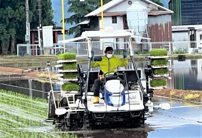 新潟県津南町が農事組合法人グリーンアース津南の協力を得て、スマート農業の田植え実演会