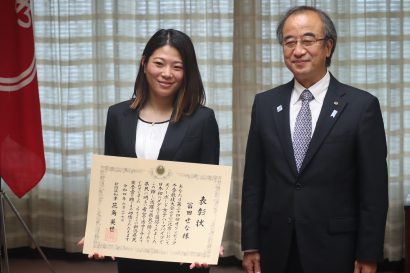 北京オリンピックで銅メダルを獲得した冨田せな選手が新潟県民栄誉賞を受賞