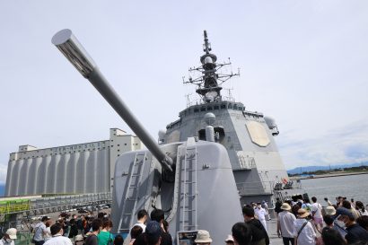 海上自衛隊の護衛艦「きりしま」が新潟東港東埠頭（新潟県聖籠町）で一般公開