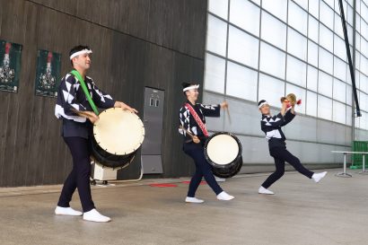 太鼓芸能集団「鼓童」が新潟県新発田市公演に先立ち二階堂市長への表敬訪問と太鼓パフォーマンスを披露