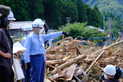 新潟県村上市の高橋邦芳市長が大雨の被害を受けた市内を視察