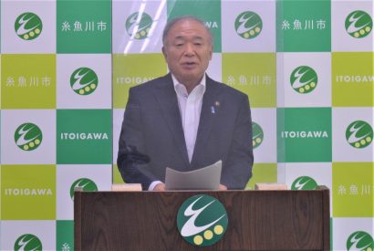 糸魚川市の米田徹市長が定例記者懇談会で補正予算などを発表