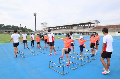 新潟県新発田市で夏季強化合宿を行っている中央大学陸上部が、地元小学生を対象にした陸上教室を開催