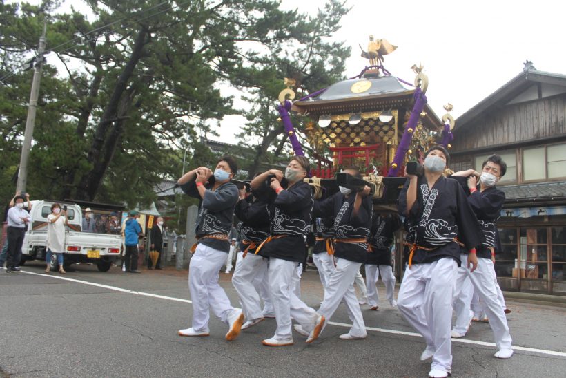 ３年ぶりに神輿をかつぐ若い衆