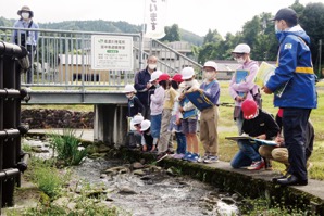 【妻有新聞】十日町市飛渡第一小、小規模校の良さ　飛渡川でサケ生態調査、地元農業者を先生に