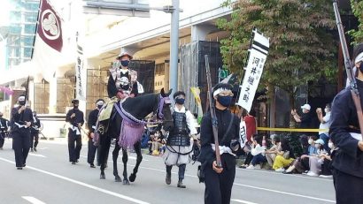 新潟県長岡市で米百俵・時代行列、３年ぶり勇壮に