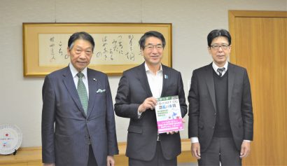 「健康寿命は健康的な食事から」株式会社日本医療企画（東京都）が新潟市の中原八一市長に医療白書を贈呈