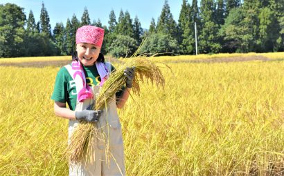 「農業の学校を開きたい」歌手の小林幸子さんが「幸せプロジェクト」の一環で、新潟県津南町で稲刈り体験