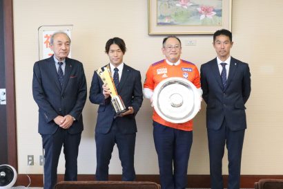 Ｊ２優勝とJ１昇格を報告、アルビレックス新潟の松橋監督や堀米選手などが新潟県の橋本副知事に訪問